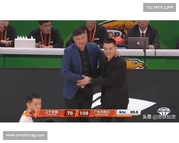 杨鸣出席CBA俱乐部杯成新顶流，风头盖过广东主帅杜锋